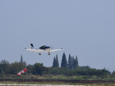 China's airplane developed by private firm completes test flight