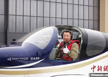 中国飞行员首次执飞“民企造”通用飞机GA20