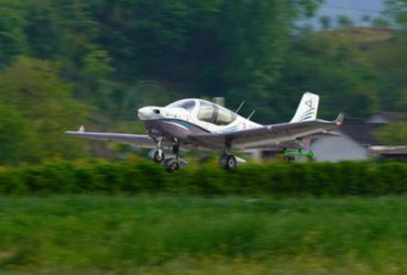 我国首个民企自主研发通用飞机GA20成功取证