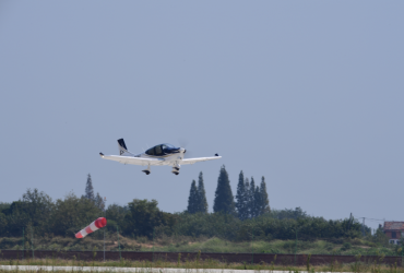 China's airplane developed by private firm completes test flight